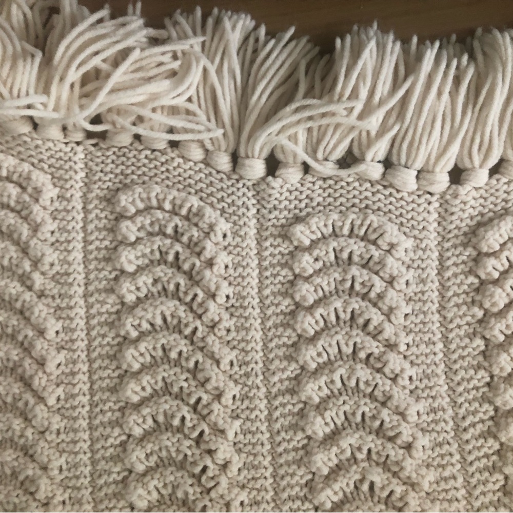 Throw blanket knitted